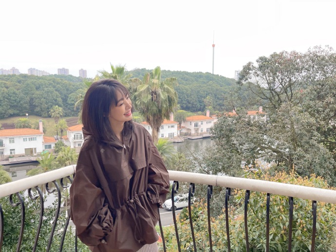 # 近日，李菲儿在绿洲分享了一组私服写真，法式花苞风衣搭配针织拼接半裙，复古优雅 预览 1
