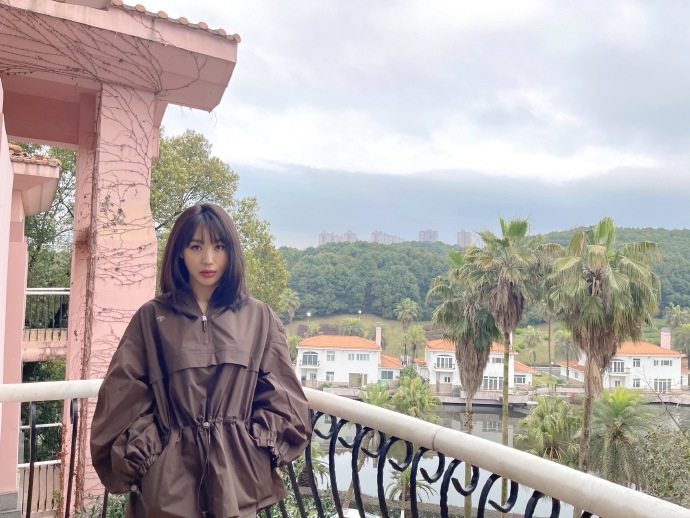 # 近日，李菲儿在绿洲分享了一组私服写真，法式花苞风衣搭配针织拼接半裙，复古优雅 预览 2