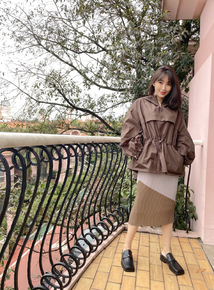 # 近日，李菲儿在绿洲分享了一组私服写真，法式花苞风衣搭配针织拼接半裙，复古优雅 预览 3