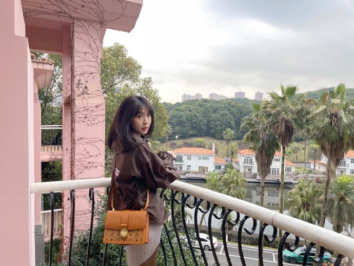 # 近日，李菲儿在绿洲分享了一组私服写真，法式花苞风衣搭配针织拼接半裙，复古优雅 预览 5