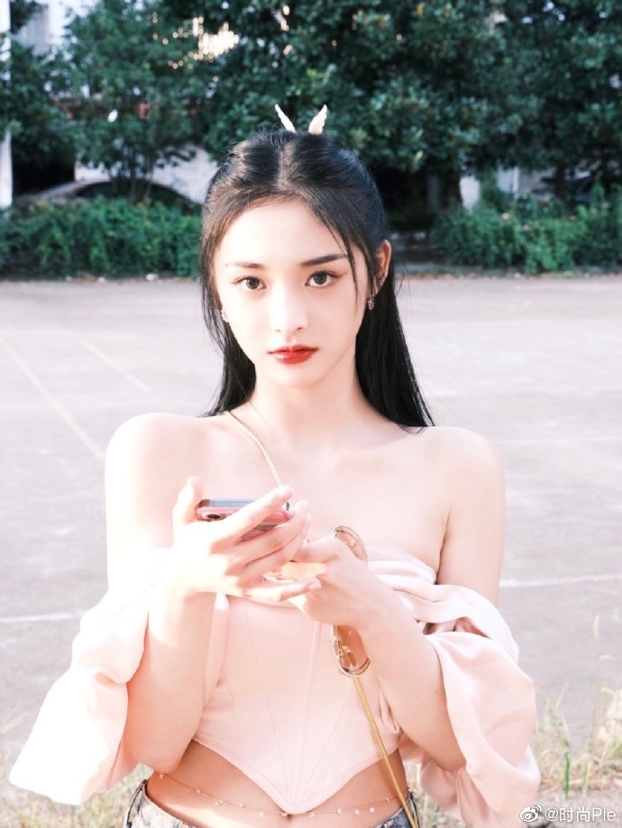 周洁琼最新私服写真，一身粉色系穿搭甜美邻家，辣妹的日常！ ​ 预览 2