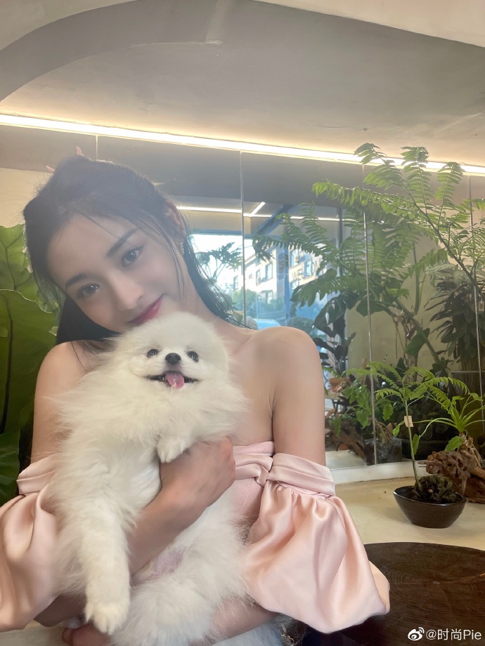 周洁琼最新私服写真，一身粉色系穿搭甜美邻家，辣妹的日常！ ​ 预览 3