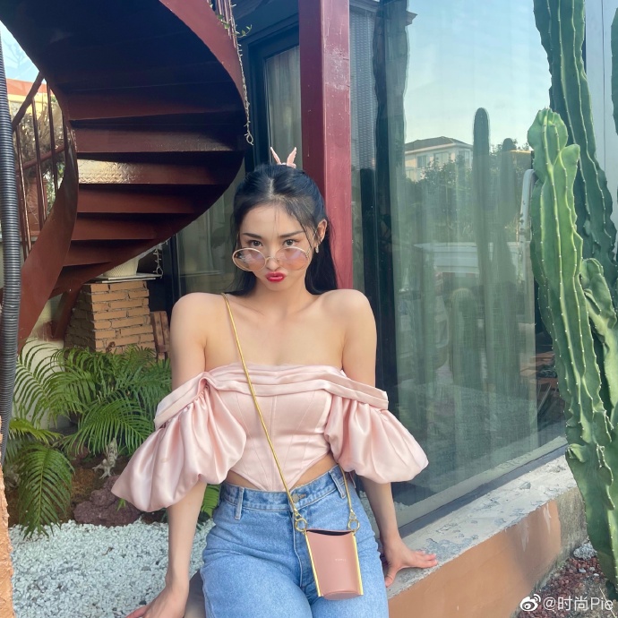 周洁琼最新私服写真，一身粉色系穿搭甜美邻家，辣妹的日常！ ​ 预览 4