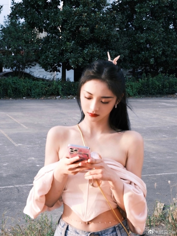 周洁琼最新私服写真，一身粉色系穿搭甜美邻家，辣妹的日常！ ​ 预览 6