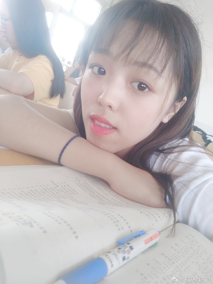 《洛丽塔》里的服装经常被目前市面上少女写真引用，大概大家都是被那份生机活力所打动 预览 1