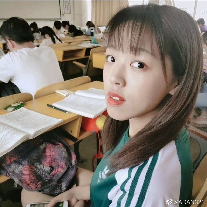 《洛丽塔》里的服装经常被目前市面上少女写真引用，大概大家都是被那份生机活力所打动 预览 2