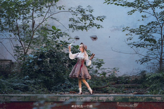 LOLITA超话『记录者。——续写之魔女』摄影:@kin-夜 出镜:本人这套太 预览 2