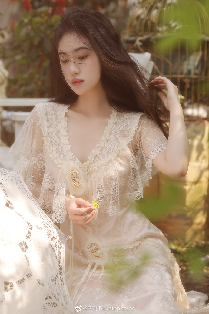 玉背霑花雨#### ​ 预览 1