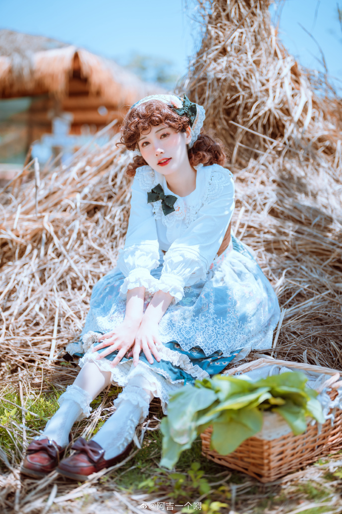 LOLITA超话“真正的童话应该是什么样子？”摄影@kin-夜 ## 羊驼真的 预览 2