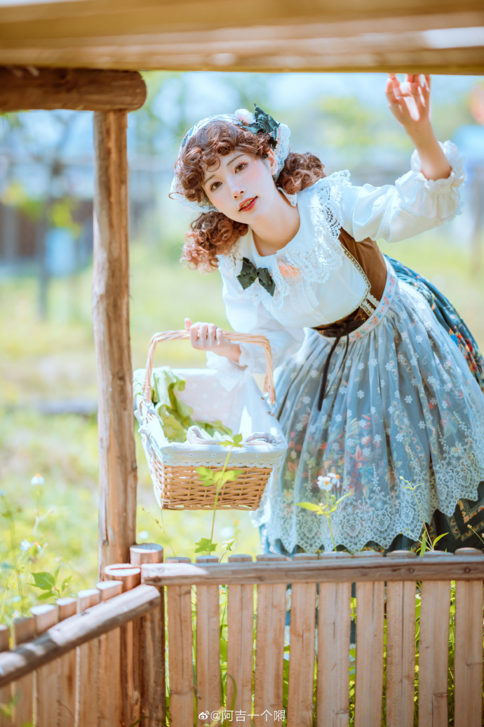 LOLITA超话“真正的童话应该是什么样子？”摄影@kin-夜 ## 羊驼真的 预览 4