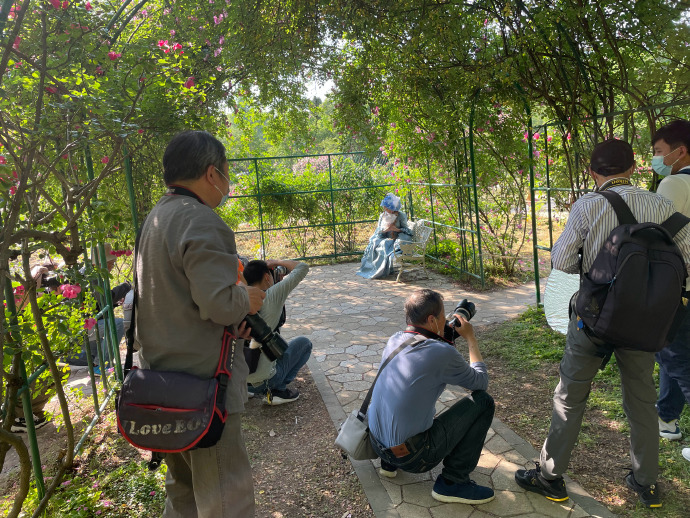 今天去拍正片了！都是原图，随便发发裙子：@露易·波旁  2南京·南京中山植物园  预览 3