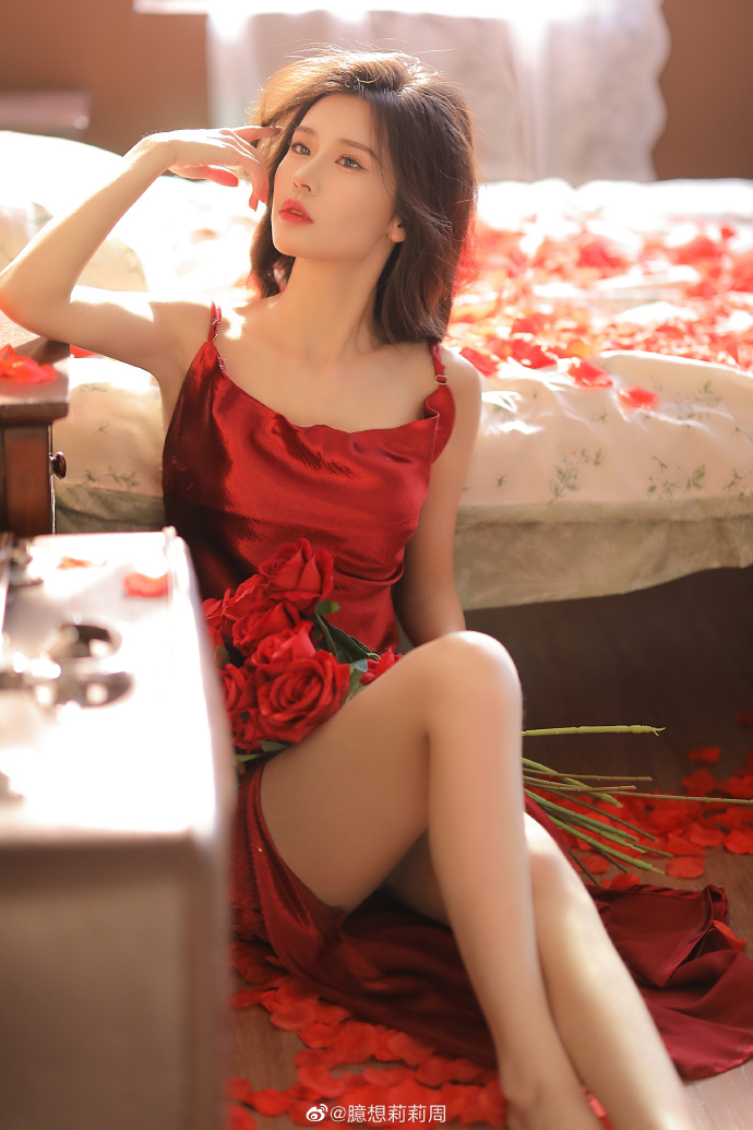北京约拍超话# 影子向玫瑰献忱，落日与夕阳亲抚迟暮📷@臆想莉莉周 &@谢锦竹  预览 5