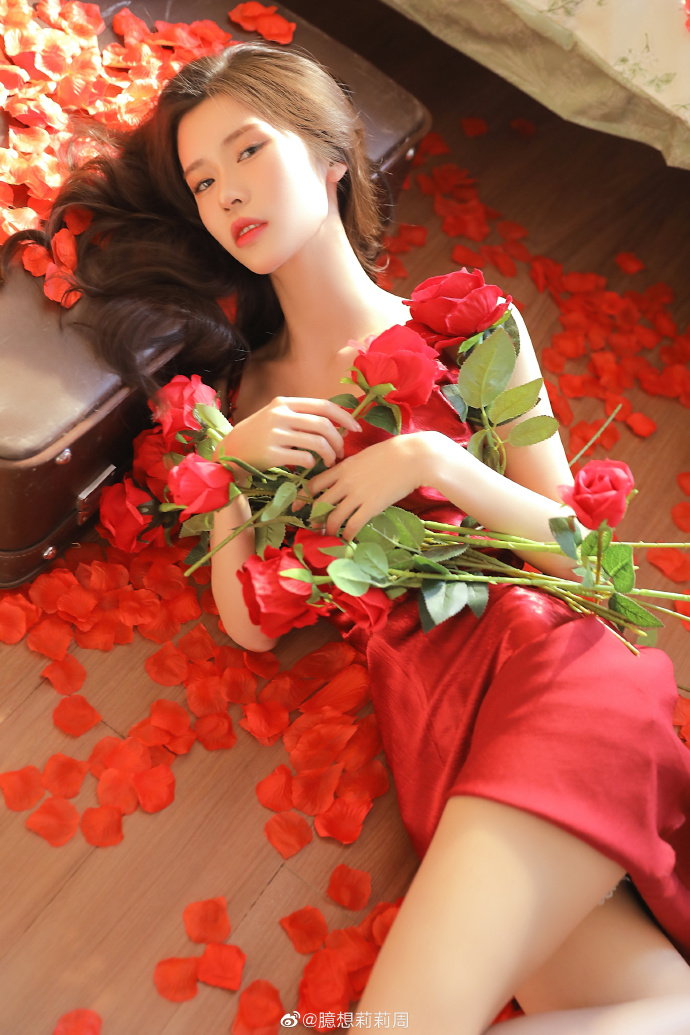 北京约拍超话# 影子向玫瑰献忱，落日与夕阳亲抚迟暮📷@臆想莉莉周 &@谢锦竹  预览 6