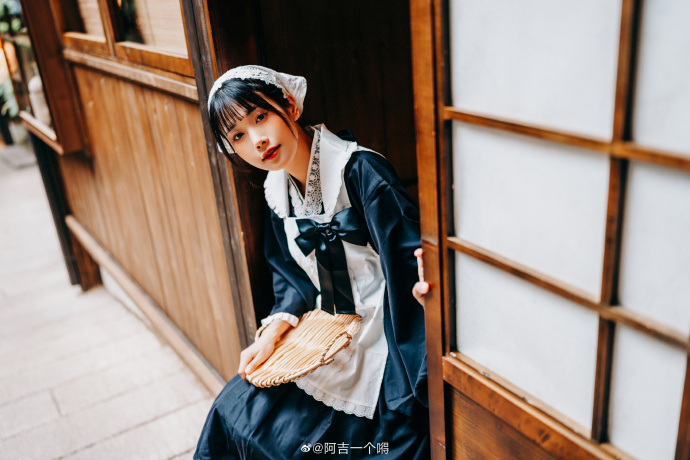 LOLITA超话『为何不用一你的故事来换本店的一杯美酒呢？』摄影@kin-夜  预览 2