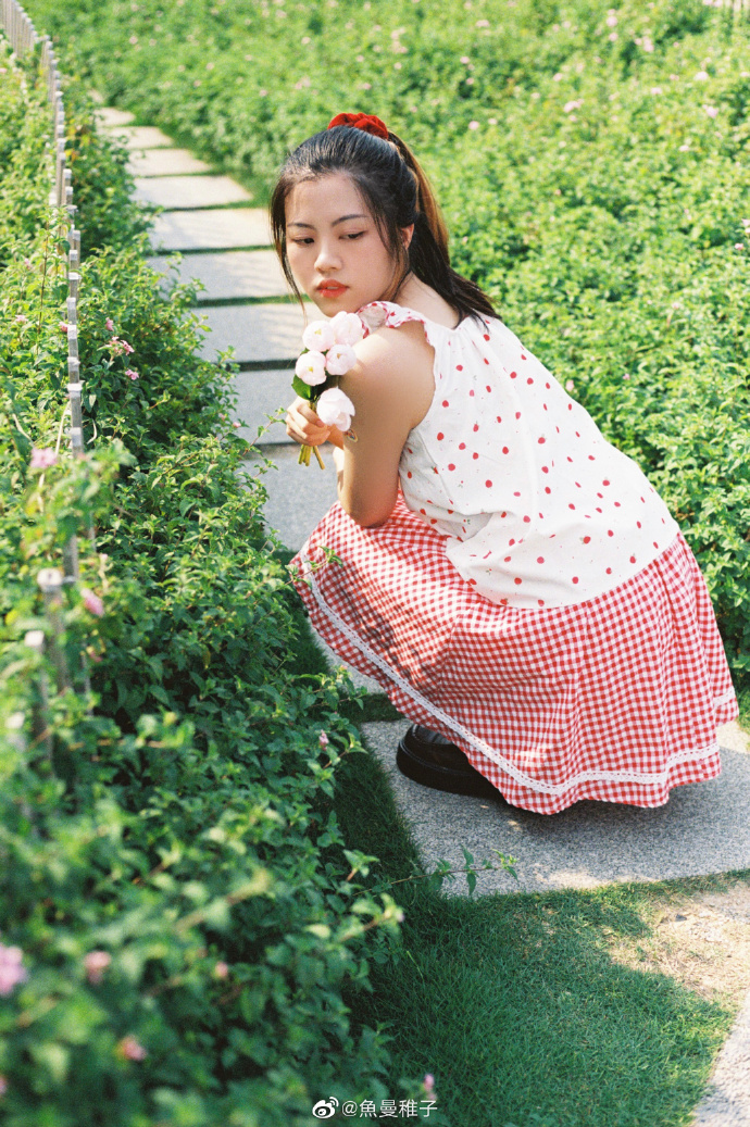 广州约拍超话# < 🍓草莓少女 >📷：@魚曼稚子 ​ 预览 1