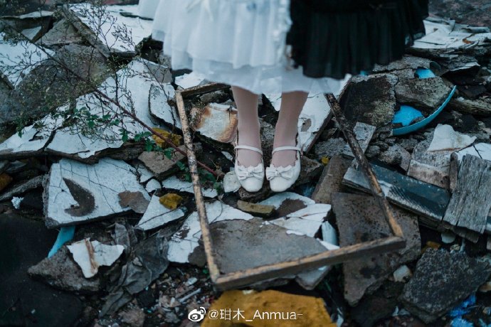 LOLITA超话 ☽ 日出之美在于她始于深夜的黑暗 可是没有日出，只余黑暗。◾ 预览 3