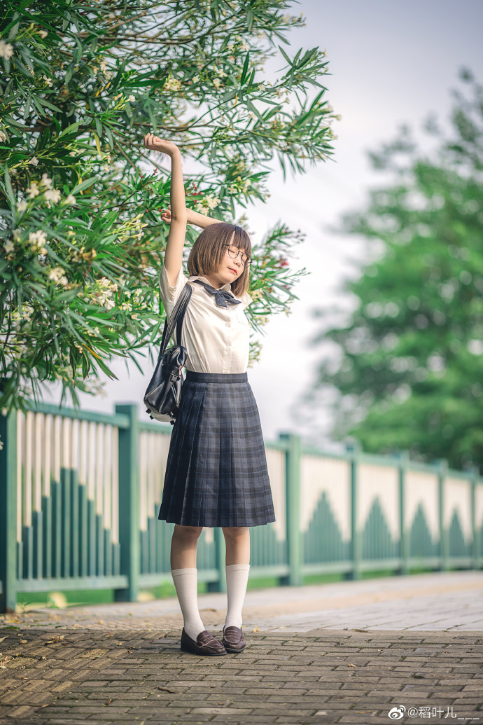 🍃『你站在它下面，花朵是一团模糊』出镜：@铁打萌萌_moi 摄影：O网页链接## 预览 1