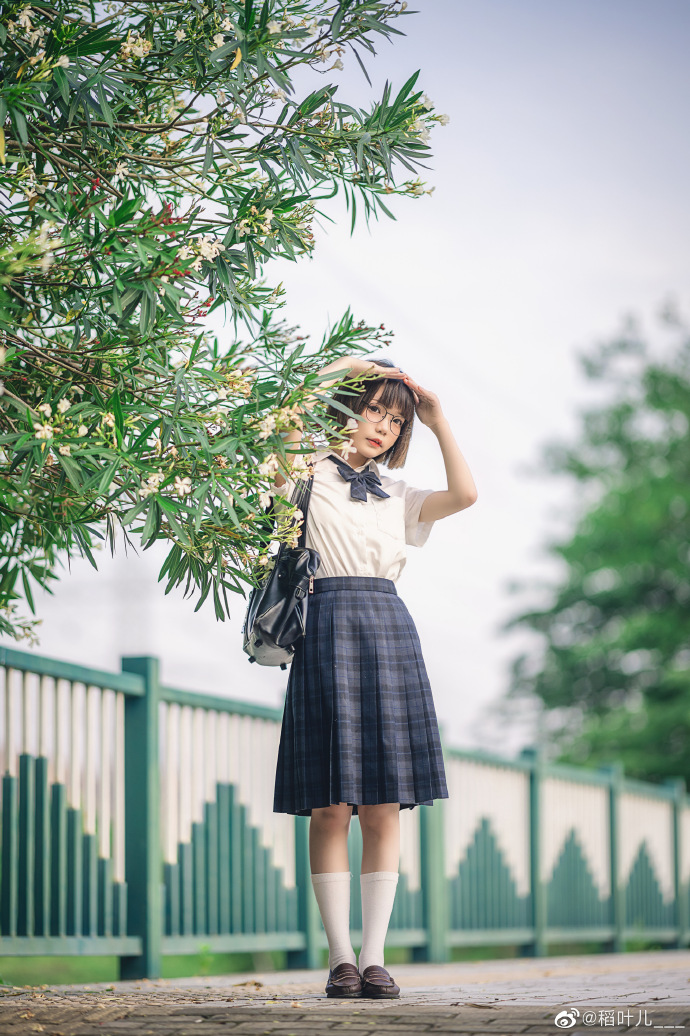 🍃『你站在它下面，花朵是一团模糊』出镜：@铁打萌萌_moi 摄影：O网页链接## 预览 2
