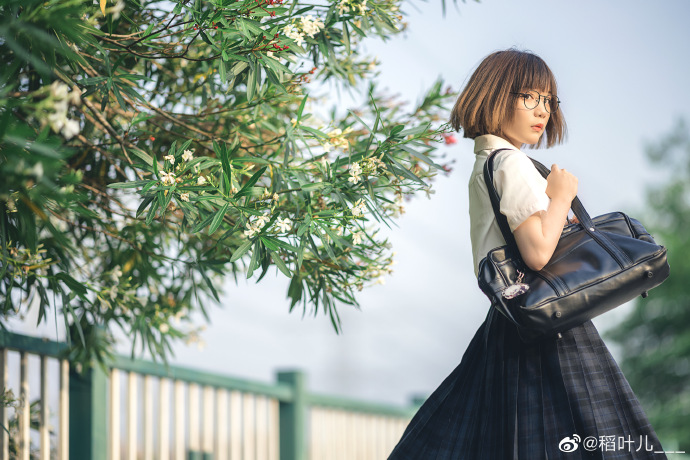 🍃『你站在它下面，花朵是一团模糊』出镜：@铁打萌萌_moi 摄影：O网页链接## 预览 3