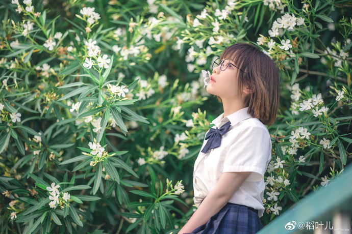 🍃『你站在它下面，花朵是一团模糊』出镜：@铁打萌萌_moi 摄影：O网页链接## 预览 4