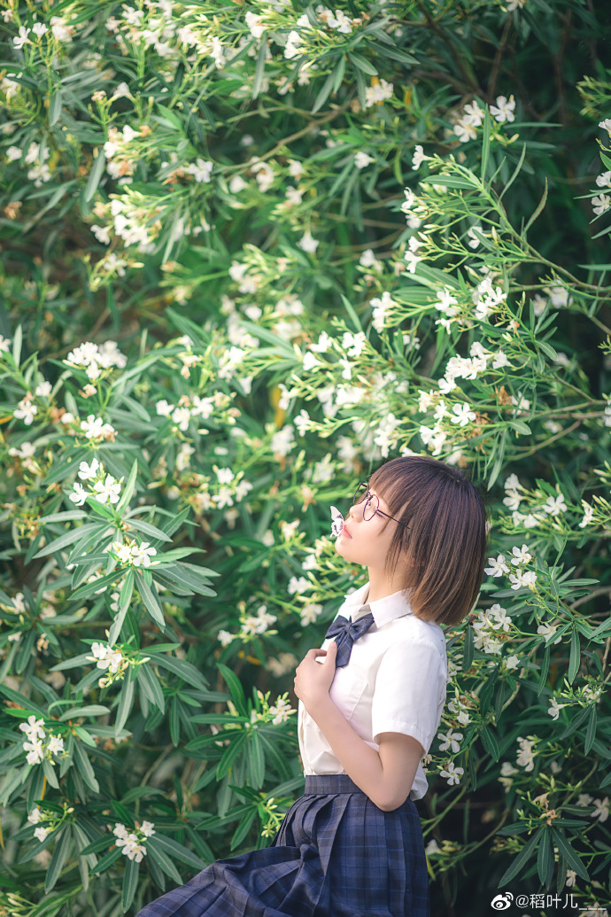 🍃『你站在它下面，花朵是一团模糊』出镜：@铁打萌萌_moi 摄影：O网页链接## 预览 5