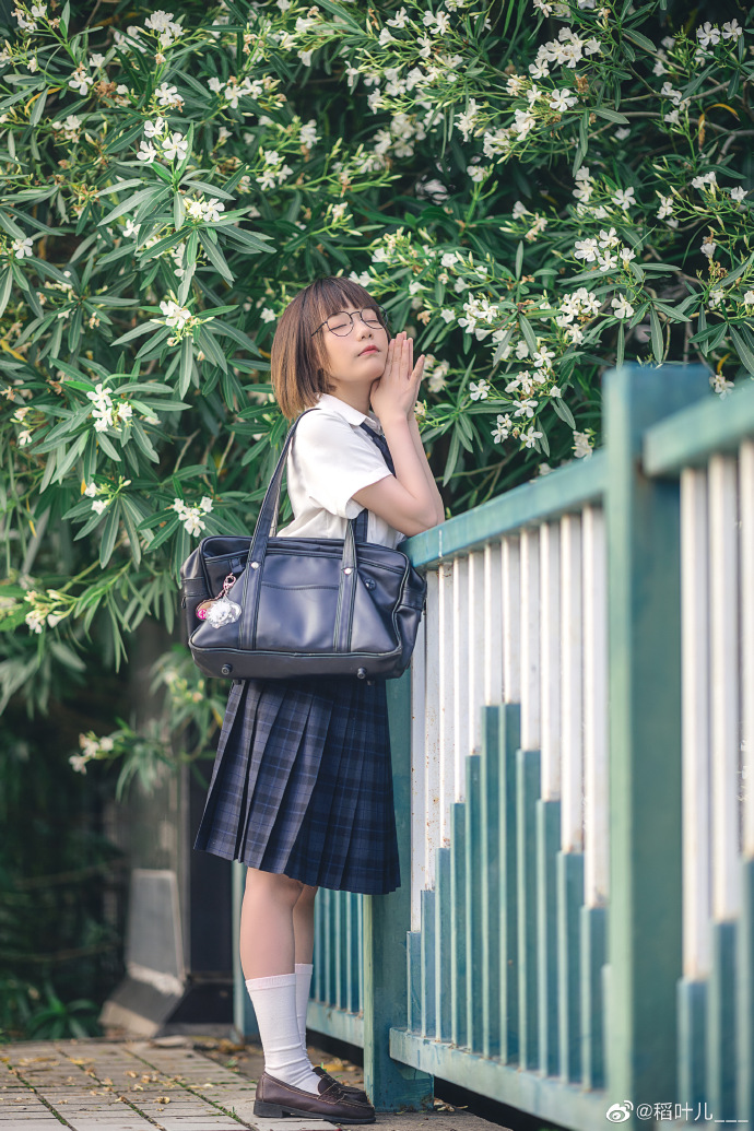 🍃『你站在它下面，花朵是一团模糊』出镜：@铁打萌萌_moi 摄影：O网页链接## 预览 6
