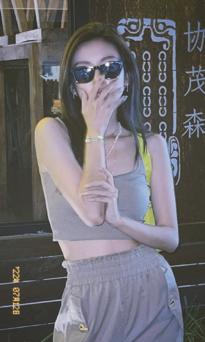 何瑞贤超话 全新私服写真出炉，纯色运动背心搭同色系休闲裤，叠戴APM款小熊项链 预览 1