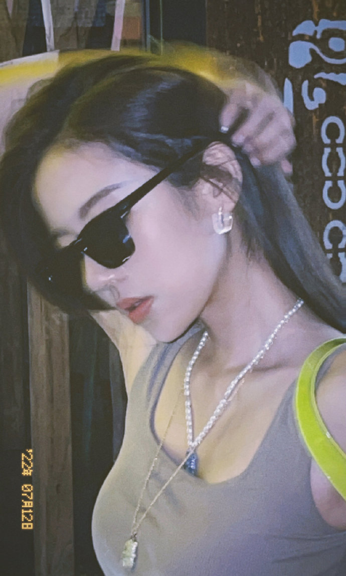 何瑞贤超话 全新私服写真出炉，纯色运动背心搭同色系休闲裤，叠戴APM款小熊项链 预览 3