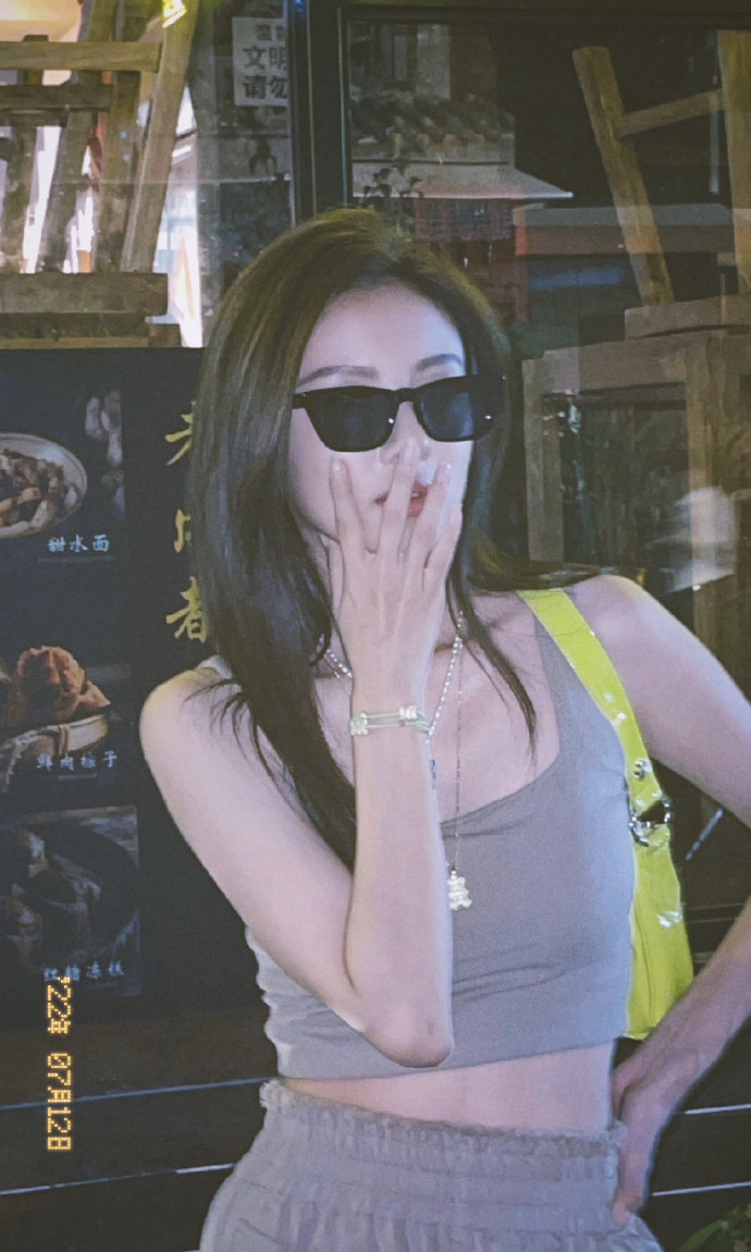 何瑞贤超话 全新私服写真出炉，纯色运动背心搭同色系休闲裤，叠戴APM款小熊项链 预览 4