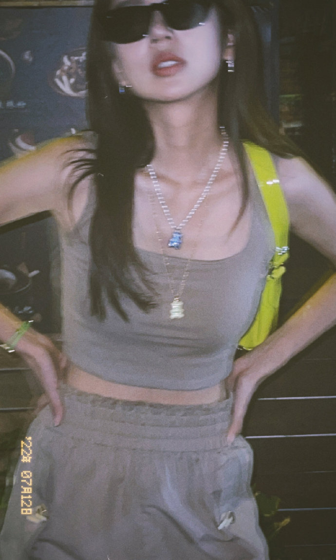 何瑞贤超话 全新私服写真出炉，纯色运动背心搭同色系休闲裤，叠戴APM款小熊项链 预览 6