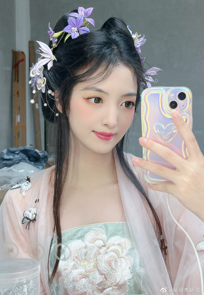 今天收工啦！在国内的最后一次拍照了！周六就要润了呜呜呜，算上这套汉服还有三套co 预览 1