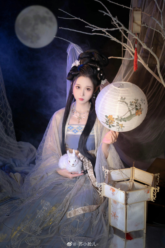 汉服超话 「 皓魄当空宝镜升，云间仙籁寂无声」🌙☁️出镜&后期：苏小脸儿妆造& 预览 1