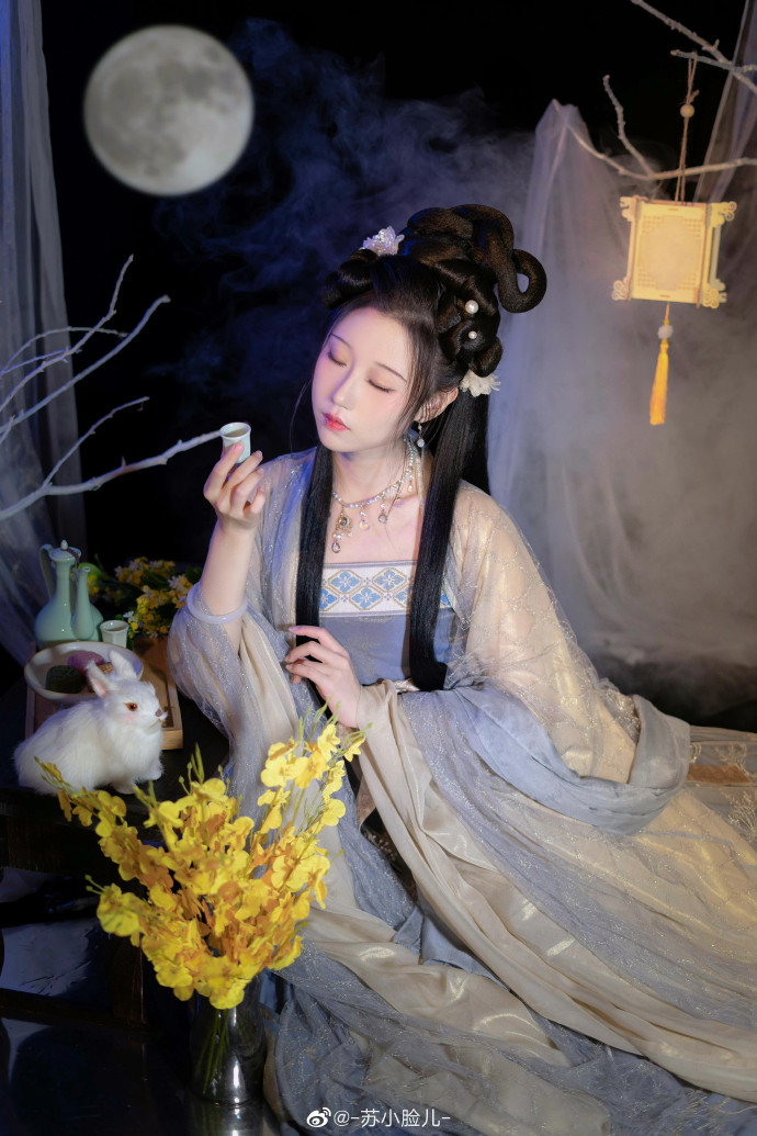汉服超话 「 皓魄当空宝镜升，云间仙籁寂无声」🌙☁️出镜&后期：苏小脸儿妆造& 预览 2