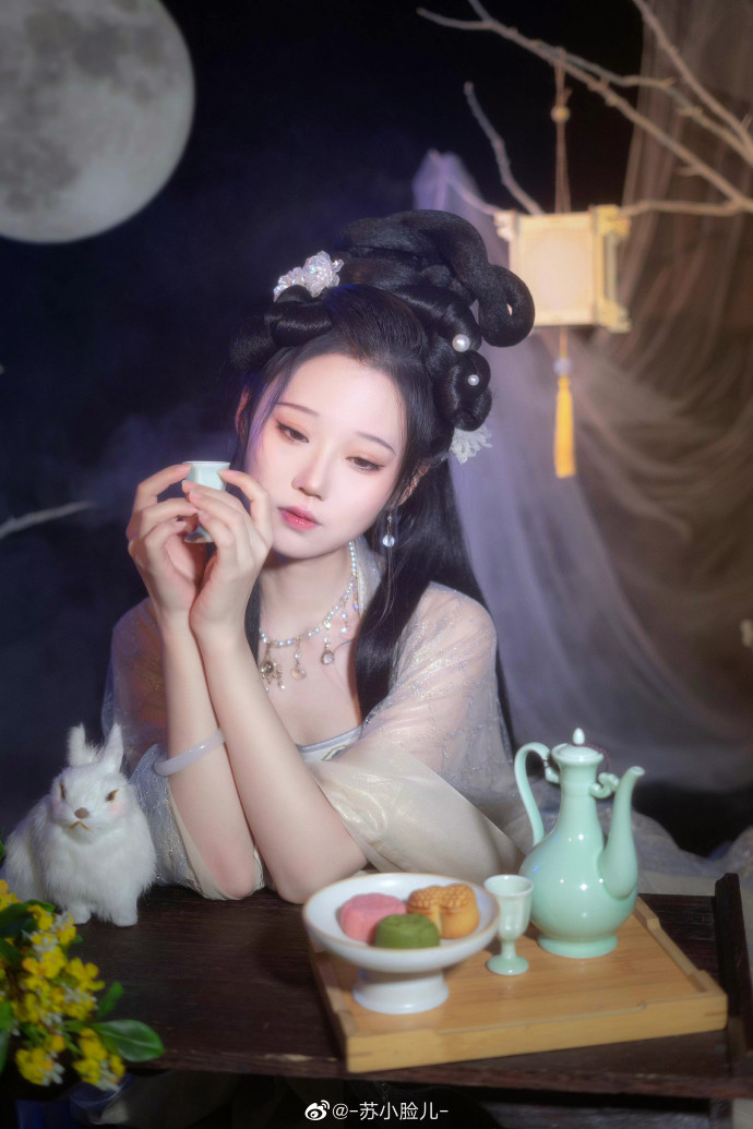 汉服超话 「 皓魄当空宝镜升，云间仙籁寂无声」🌙☁️出镜&后期：苏小脸儿妆造& 预览 3