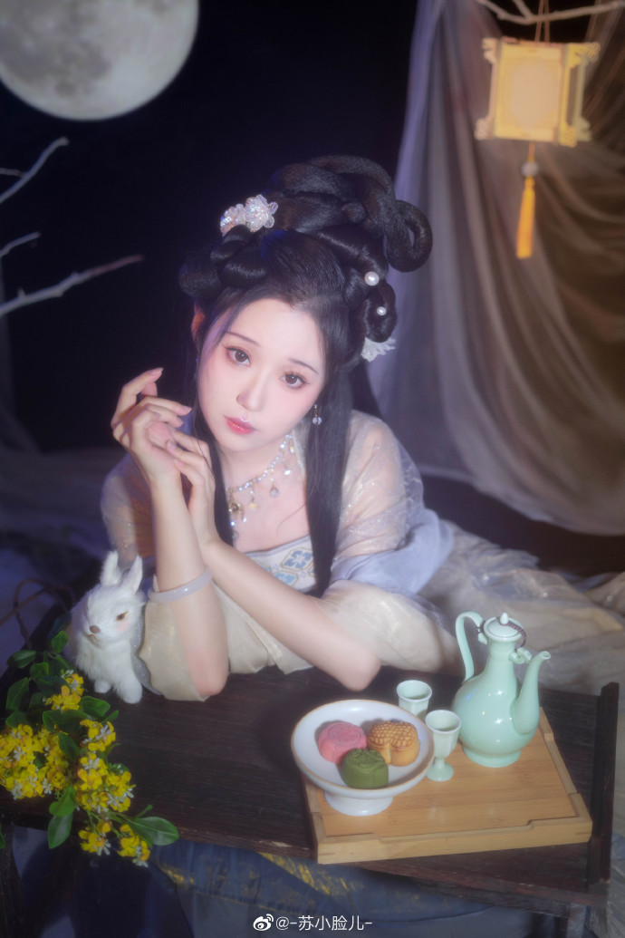 汉服超话 「 皓魄当空宝镜升，云间仙籁寂无声」🌙☁️出镜&后期：苏小脸儿妆造& 预览 4