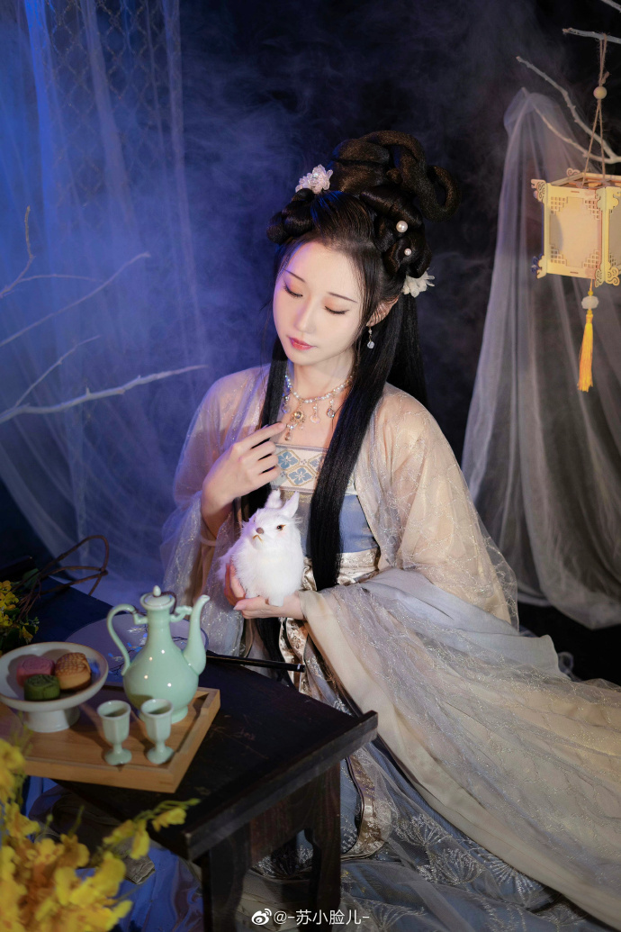 汉服超话 「 皓魄当空宝镜升，云间仙籁寂无声」🌙☁️出镜&后期：苏小脸儿妆造& 预览 6
