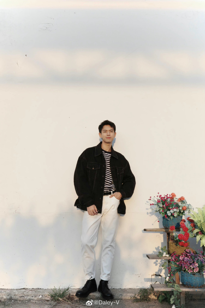 全新私服写真出炉，牛仔外套内搭条纹T恤演绎舒服随性的邻家风格，轻松一拍就帅到心坎 预览 3