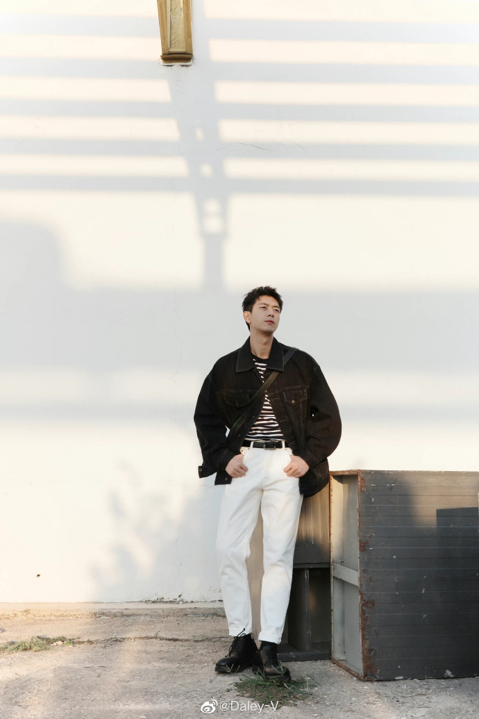 全新私服写真出炉，牛仔外套内搭条纹T恤演绎舒服随性的邻家风格，轻松一拍就帅到心坎 预览 4
