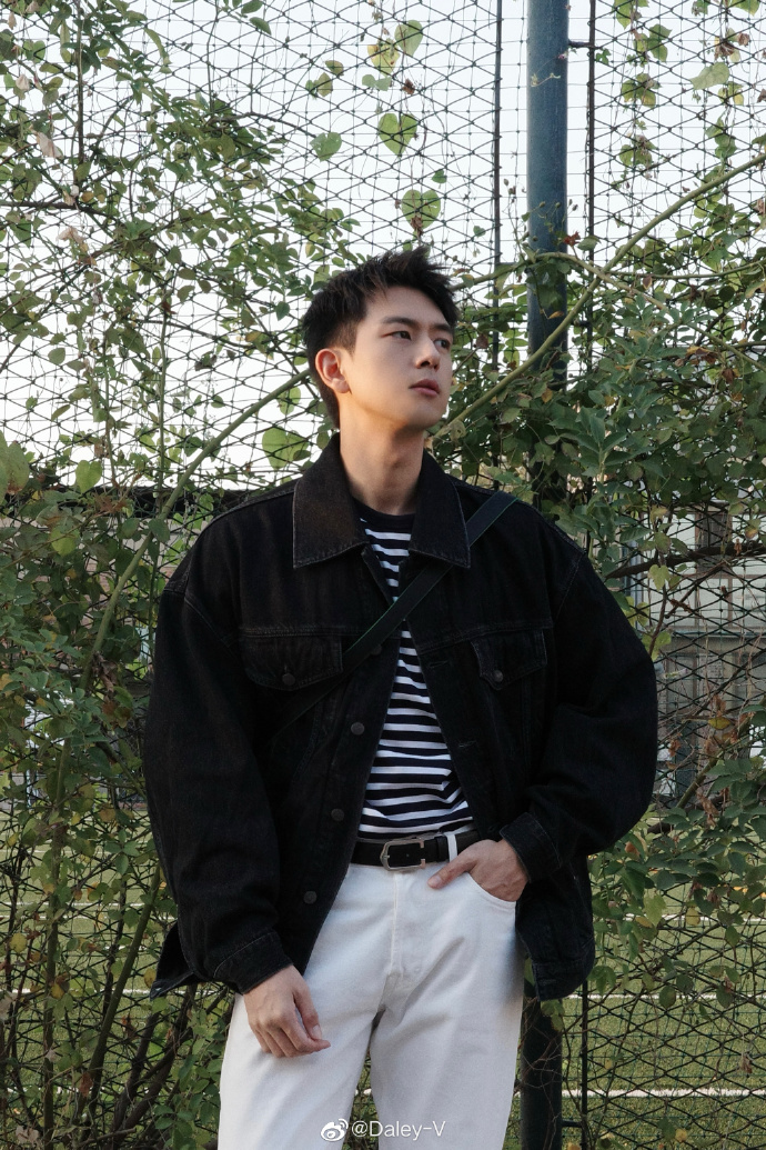 全新私服写真出炉，牛仔外套内搭条纹T恤演绎舒服随性的邻家风格，轻松一拍就帅到心坎 预览 5