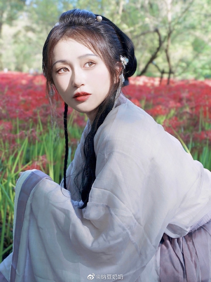 我以为的👉清冷感氛围感曼珠沙华破碎感MAX实际上👉横店影视城水浒传女性角色扮演者 预览 5