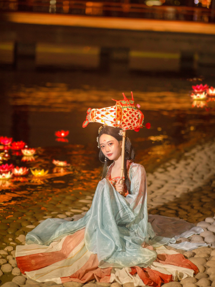 西安是美的 🏮分享人生第一套汉服写真（去年许的小心愿呜呜呜） 2西安·大唐芙蓉园 预览 1