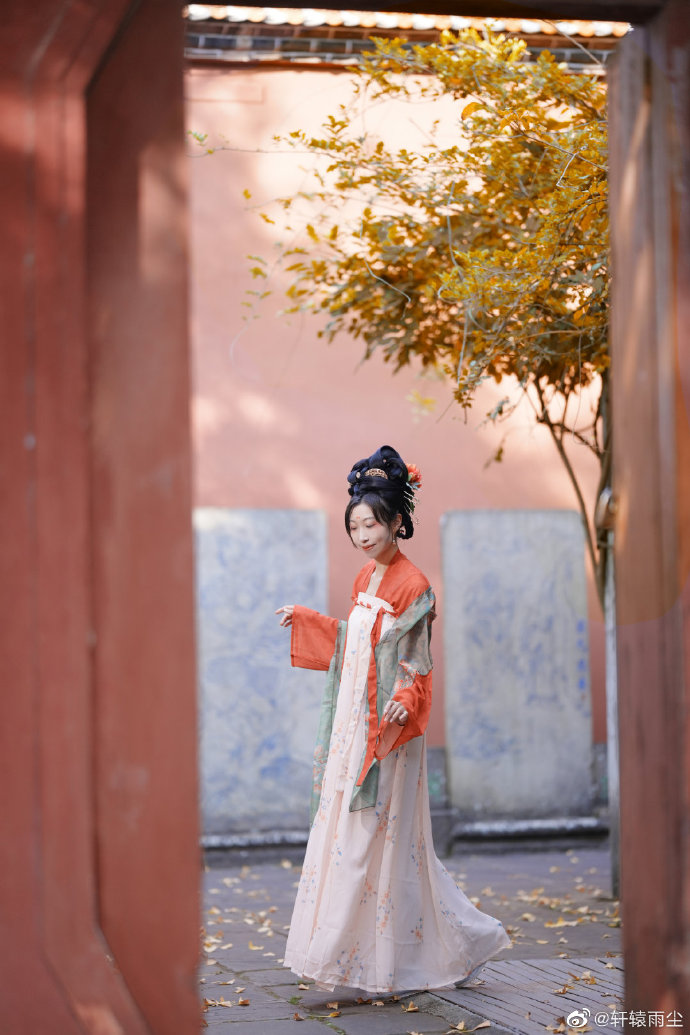 # 【汉服正片】初秋小记疏林红叶，芙蓉将谢，天然妆点秋屏列。断霞遮，夕阳斜，山腰