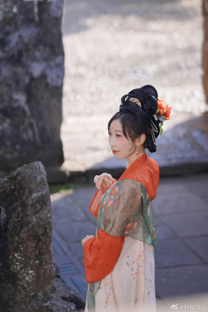 # 【汉服正片】初秋小记疏林红叶，芙蓉将谢，天然妆点秋屏列。断霞遮，夕阳斜，山腰 预览 2