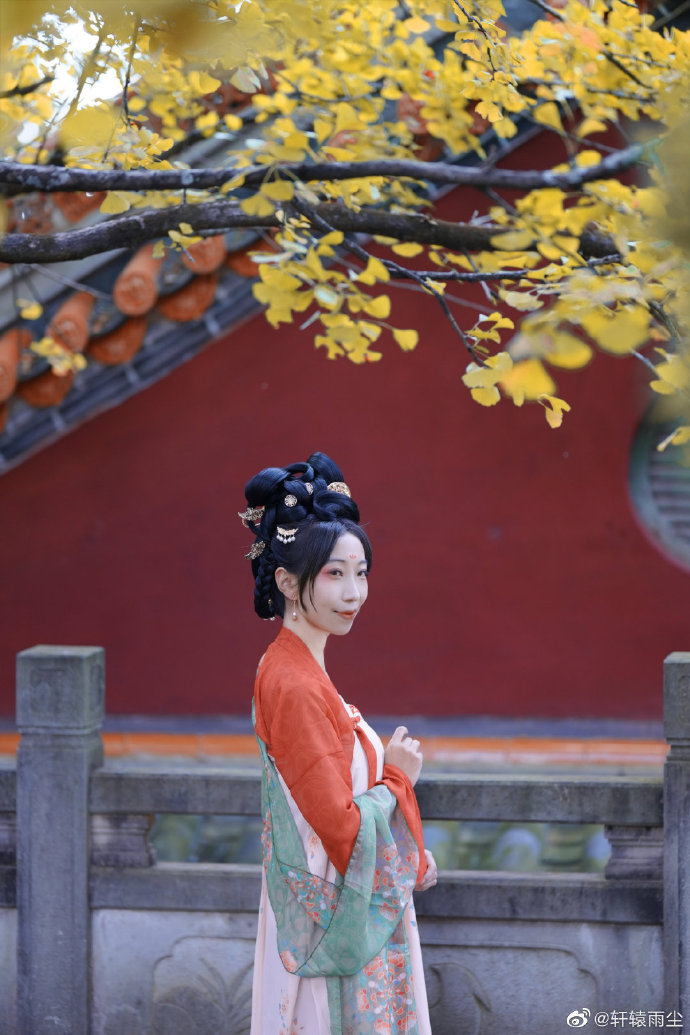 # 【汉服正片】初秋小记疏林红叶，芙蓉将谢，天然妆点秋屏列。断霞遮，夕阳斜，山腰 预览 3