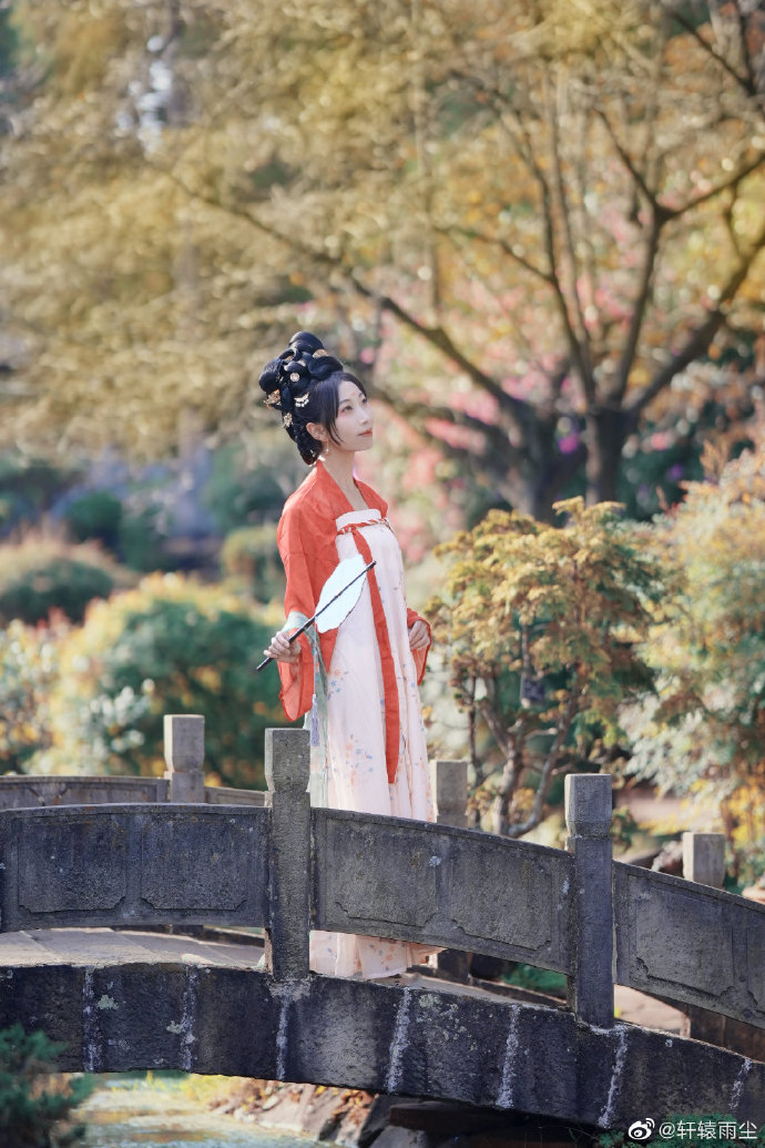 # 【汉服正片】初秋小记疏林红叶，芙蓉将谢，天然妆点秋屏列。断霞遮，夕阳斜，山腰 预览 4