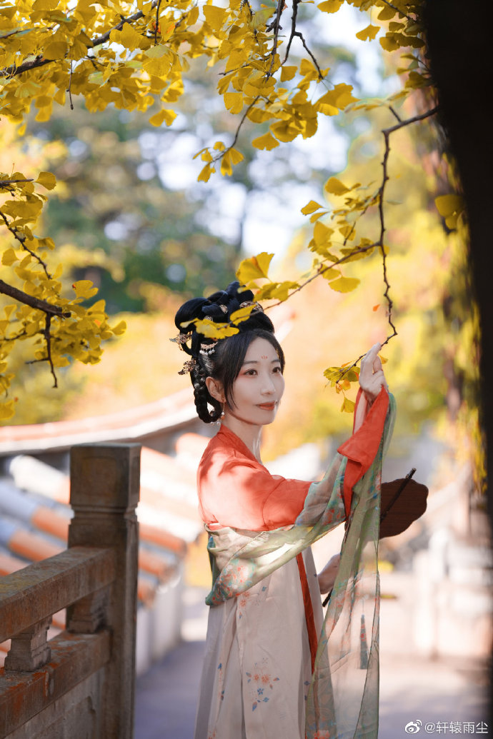 # 【汉服正片】初秋小记疏林红叶，芙蓉将谢，天然妆点秋屏列。断霞遮，夕阳斜，山腰 预览 5