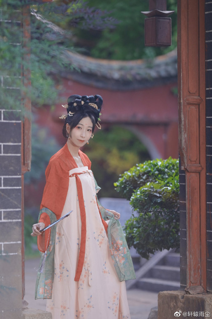 # 【汉服正片】初秋小记疏林红叶，芙蓉将谢，天然妆点秋屏列。断霞遮，夕阳斜，山腰 预览 6