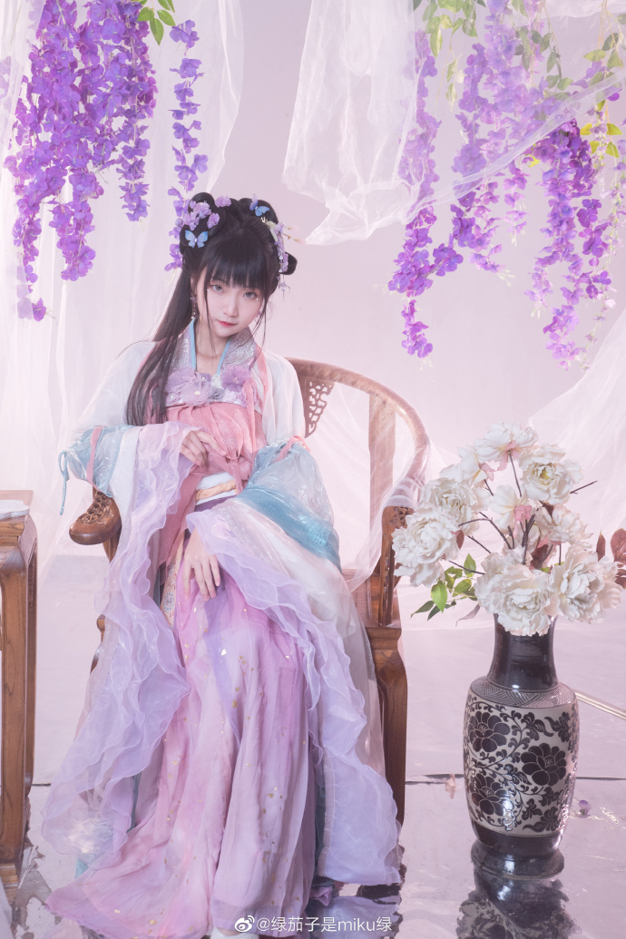 # 黛缨洛华提前祝大家跨年快乐 🌸妆造摄 陌桑 ​ 预览 1