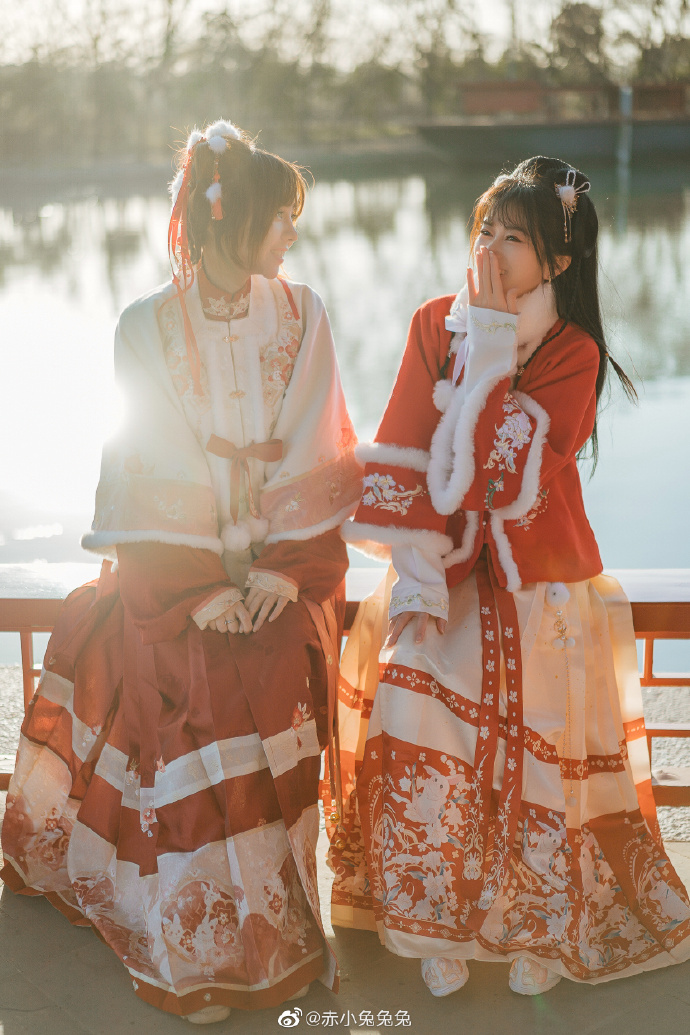 今天大家都上班了吗发几张我和Ams的汉服写真祝大家开工大吉 ​