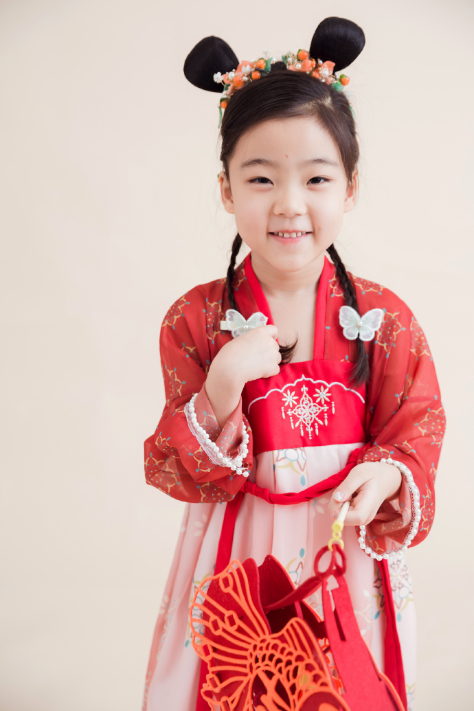 摄影馆的小姐妹又发给我一些汉服写真，这一组我很喜欢，有点活泼。# ​ 预览 1